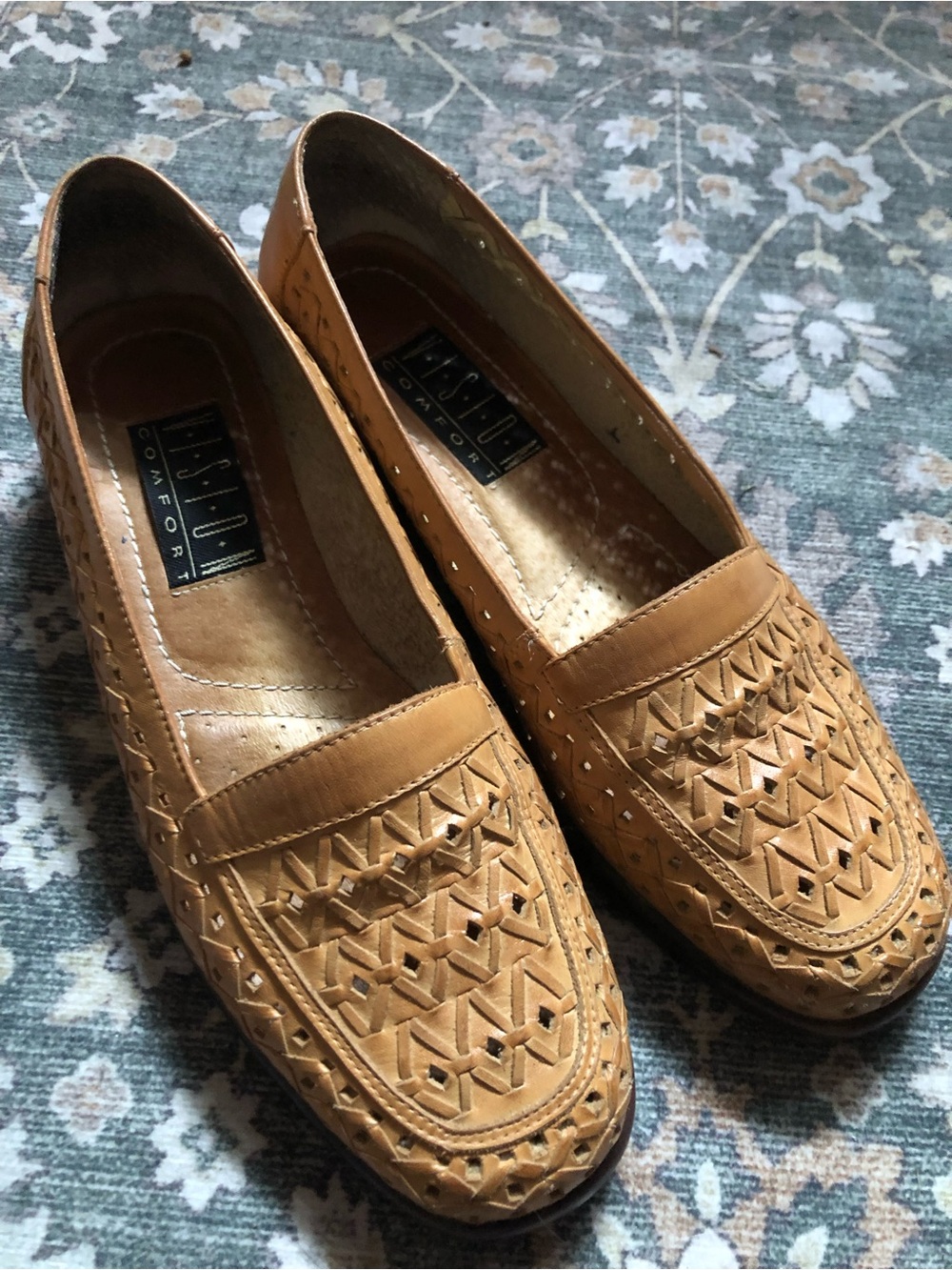 Vintage Tan Leather Slip-On Loafers 🖤 - Picture 2 of 9